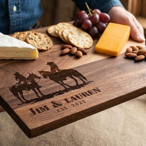 Planche à découper personnalisée - Cowboy et cow-girl avec cheval : charcuterie gravée personnalisée, décoration de cuisine occidentale, cadeau pour elle et lui image 6