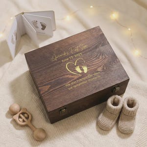 Boîte à souvenirs de bébé en bois gravé : Boîte à souvenirs rustique pour nouveau-né