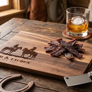 Planche à découper personnalisée - Cowboy et cow-girl avec cheval : charcuterie gravée personnalisée, décoration de cuisine occidentale, cadeau pour elle et lui image 7
