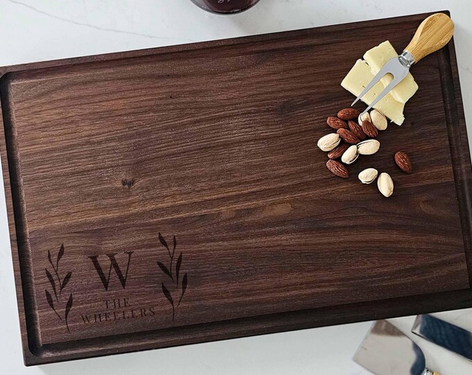 Personalized cutting board – Family Monogram: Custom Engraved Kitchen & Charcuterie Gift for Weddings, Housewarming and Couples Gift