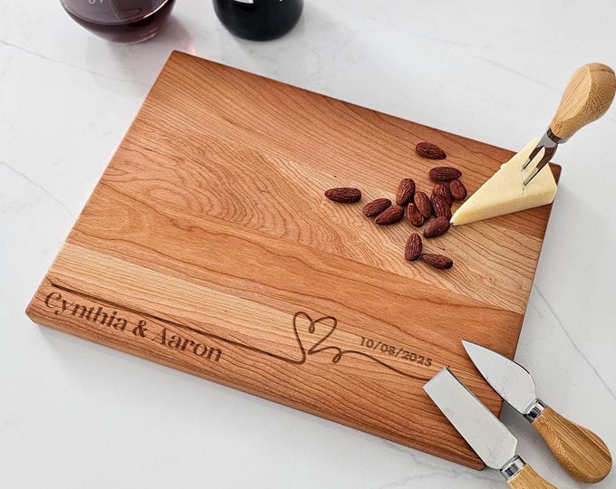 Personalized cutting board – Heart engraved: Customized Charcuterie for Wedding & Anniversary, Ideal Housewarming and Christmas Gift