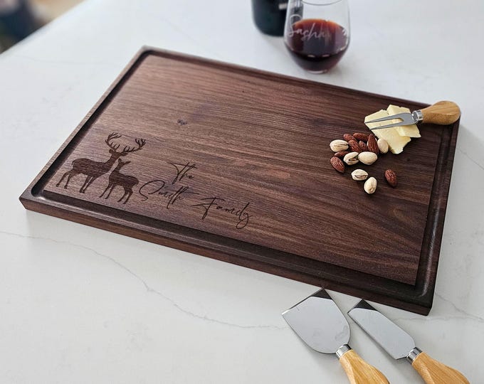Personalized cutting board – Deer Silhouette: Custom Engraved Family Gift, Housewarming & Wedding Gifts, Unique Kitchen Charcuterie Decor