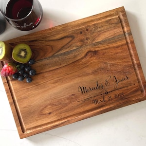 Planche à découper personnalisée - Acacia Artisan : gravure au laser avec rainure de jus, cadeau parfait pour un mariage et un couple