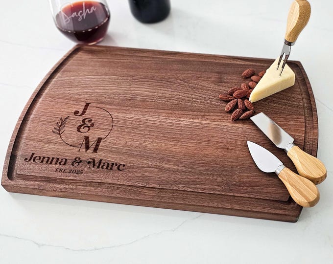 Personalized cheese board – Couples: Custom Engraved Wedding & Christmas Gift, Ideal Housewarming and Anniversary Kitchen Decor