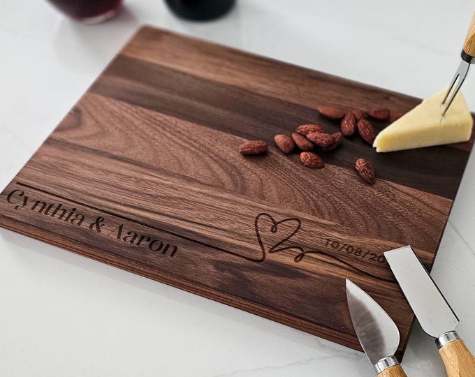 Personalized cutting board – Heart engraved: Customized Charcuterie for Wedding & Anniversary, Ideal Housewarming and Christmas Gift