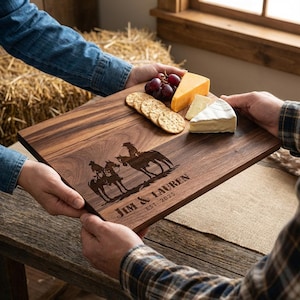 Planche à découper personnalisée - Cowboy et cow-girl avec cheval : charcuterie gravée personnalisée, décoration de cuisine occidentale, cadeau pour elle et lui image 12