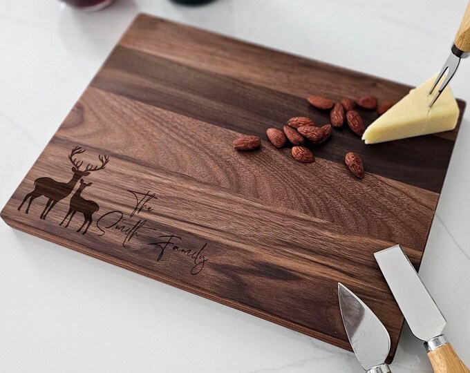 Personalized cutting board – Deer Silhouette: Custom Engraved Family Gift, Housewarming & Wedding Gifts, Unique Kitchen Charcuterie Decor