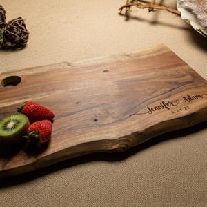 Personalized live edge cutting board, custom laser engraved board, housewarming gift, Gift for the couple, wedding gift, Christmas gift bild 15