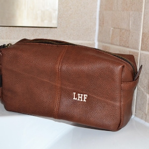 Personalised wash bag for men, best man gift, men's dopp kit, men's toiletry bag, wash bag, wedding favors, leather dopp kit, gift for him