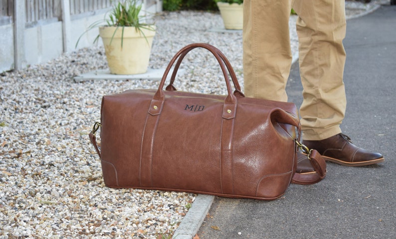 Weekender-Tasche personalisiert, personalisierte Weekender-Tasche, Weekender-Tasche für Männer, Weekender-Taschen, Duffle Bag mit Initialen, 2 Initialen A Brown bag only