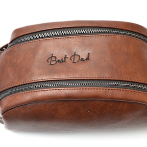 Trousse de toilette personnalisée, trousse de toilette personnalisée pour garçons d'honneur, trousse de toilette pour témoin, trousse de toilette marron, trousse de toilette pour homme, cadeau petit ami, trousse de toilette marron