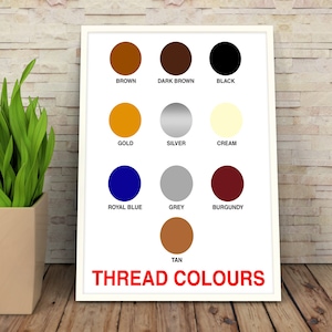 Pu&ograve; includere: Un grafico incorniciato bianco con il testo "THREAD COLORS" in basso. Il grafico mostra 10 cerchi di diversi colori con il nome del colore corrispondente sotto ogni cerchio: marrone, marrone scuro, nero, oro, argento, crema, blu reale, grigio, bordeaux e marrone.
