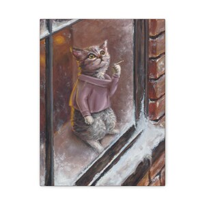 Può includere: Un dipinto stravagante di un gatto con un maglione rosa, che tiene una sigaretta e guarda in alto. Il gatto è in un telaio di finestra con neve e mattoni visibili. L'opera d'arte ha una calda tavolozza di colori.