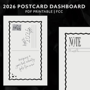 Könnte beinhalten: Druckbares 2026 Postkarten-Dashboard mit schwarzem Wellenrand. Das Design umfasst eine Briefmarke, Linien zum Schreiben und den Text "2026 POSTCARD DASHBOARD PDF PRINTABLE | FCC". Die Postkarte hat auch den Text "dear 2026" und "designing a year that actually feels like mine".