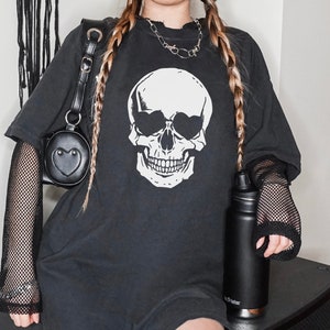Trendy y2k Skull Shirt, Skull T-Shirt Heart Eyes, Skull Tee, Halloween Skull Shirt, Womens Skull Shirt, Skeleton Shirt Woman, Gothic Shirt