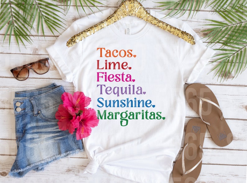 以下が含まれることがあります： レインボーカラーで「Tacos. Lime. Fiesta. Tequila. Sunshine. Margaritas.」とプリントされた白いTシャツです。