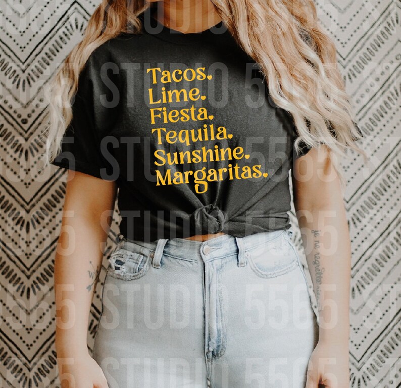 以下が含まれることがあります： 「Tacos. Lime. Fiesta. Tequila. Sunshine. Margaritas.」と黄色い文字が書かれた黒いTシャツ