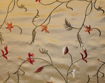 Dekorationstyger på metervara, Beige konstsilkestyg med broderi och blommönster
