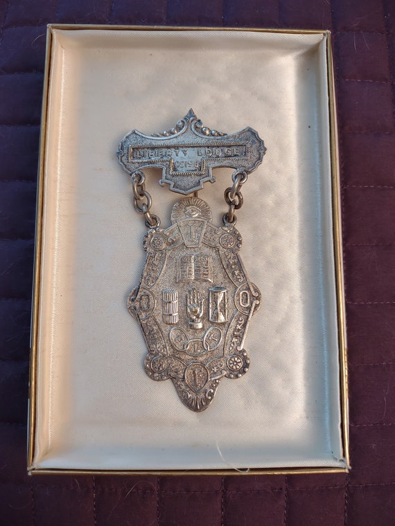 ODD FELLOWS Rare ORNATE Silver Banner Pin