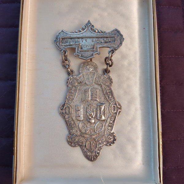 ODD FELLOWS Rare ORNATE Silver Banner Pin