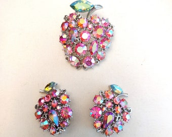Broche et boucles d'oreilles en forme de pomme et de strass roses Aurora Carnation Lisner