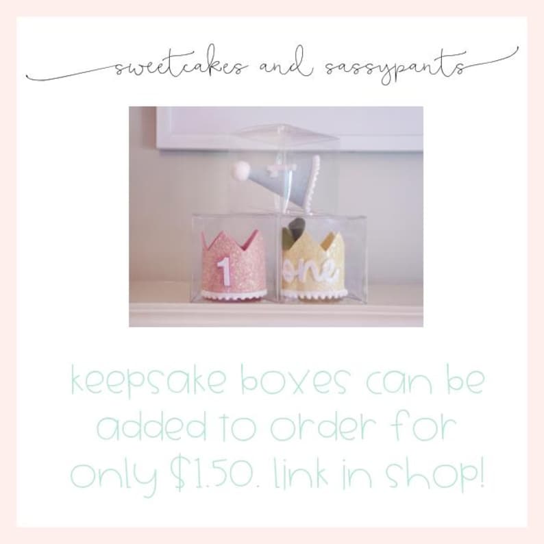 K&ouml;nnte beinhalten: Zwei transparente Plastikboxen mit Deckeln, jede mit einer Filzkrone. Die rosa Krone hat eine wei&szlig;e Zahl "1" darauf. Die gelbe Krone hat das Wort "one" darauf. Der Text "keepsake boxes can be added to order for only $1.50. link in shop!" befindet sich unter den Boxen.