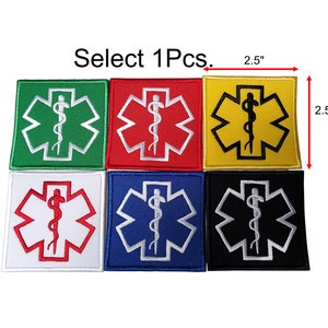 Könnte beinhalten: Sechs 2,5 Zoll große quadratische gestickte Aufnäher mit einem weißen medizinischen Symbol auf grünem, rotem, gelbem, weißem, blauem und schwarzem Hintergrund. Wählen Sie 1 Stück.