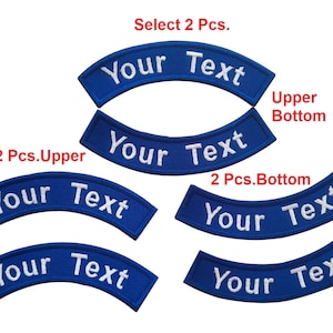 Peut inclure: Ensemble de quatre patchs brodés bleus avec du texte blanc qui dit "Your Text". Les patchs sont incurvés et peuvent être utilisés pour les vestes de moto ou autres vêtements. Sélectionnez 2 pièces, haut ou bas.