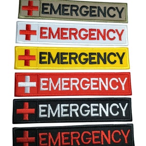 Peut inclure: Six patchs brodés avec le mot "EMERGENCY" en lettres blanches, rouges, noires et grises sur des fonds de couleurs différentes. Les patchs mesurent 12,7 cm de long et 2,5 cm de haut.