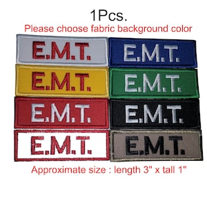 Könnte beinhalten: Rechteckige, gestickte Aufnäher mit den Buchstaben "E.M.T." in Weiß auf verschiedenen farbigen Hintergründen: Weiß, Blau, Gelb, Grün, Rot, Schwarz und Beige. Jeder Aufnäher ist ca. 7,6 cm lang und 2,5 cm hoch.