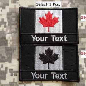 以下が含まれることがあります： カナダの国旗が刺繍された2つのパッチで、下に「Your Text」というテキストがあります。上のパッチは白い背景に赤いカエデの葉があり、下のパッチは銀色の背景に黒いカエデの葉があります。上のパッチの右側に「Style 1」、下のパッチの右側に「Style 2」というテキストが表示されています。画像の上部に「Select 1 Pcs.」というテキストが表示されています。