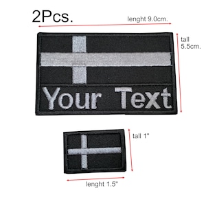 Peut inclure: Deux patchs brodés noir et blanc avec un motif de croix blanche. Le plus grand patch mesure 5,5 cm de haut et 9,0 cm de long. Le plus petit patch mesure 1 pouce de haut et 1,5 pouce de long. Les deux patchs ont le texte "Your Text" brodé dessus.