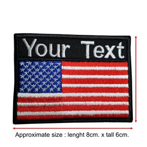Può includere: Una toppa ricamata con la bandiera americana con un bordo nero e il testo "Your Text" sopra la bandiera. La toppa è lunga circa 8 cm e alta 6 cm.