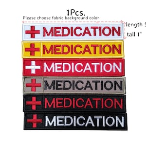 Peut inclure: Six patchs de couleurs différentes avec une croix rouge et le mot "MEDICATION" en lettres blanches, rouges ou noires. Les patchs mesurent 12,7 cm de long et 2,5 cm de haut.