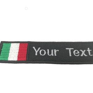 Può includere: Toppa ricamata nera con la bandiera italiana a sinistra e il testo "Your Text" a destra.