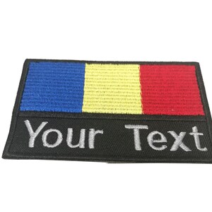 Könnte beinhalten: Gestickter Aufnäher mit der rumänischen Flagge in den Farben Blau, Gelb und Rot. Der Aufnäher hat einen schwarzen Rand und den Text "Your Text" in Weiß.