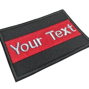 Könnte beinhalten: Schwarzer und roter gestickter Aufnäher mit dem Text "Your Text" in Weiß.