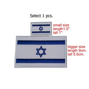 Może przedstawiać: Dwie haftowane naszywki z flagą Izraela. Większa naszywka ma 9 cm długości i 5,5 cm wysokości, a mniejsza naszywka ma 1,5 cala długości i 1 cal wysokości. Obie mają białe tło, niebieskie paski i niebieską Gwiazdę Dawida.
