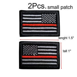以下が含まれることがあります： 中央に赤いストライプが入った、黒と白の小さなアメリカ国旗のパッチが2つ。パッチのサイズは、長さ3.8cm、高さ2.5cmです。 2PCS. 小さなパッチ。
