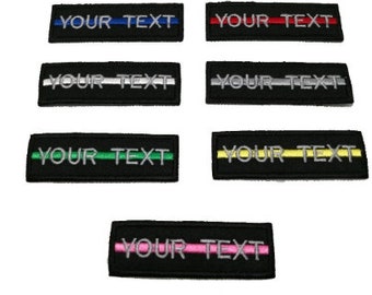 Può includere: Sei toppe ricamate con sfondo nero e strisce di diversi colori. Le toppe hanno il testo "YOUR TEXT" in bianco.