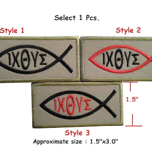 Puede incluir: Tres parches bordados que representan un pez estilizado con las letras griegas "ΙΧΘΥΣ" en su interior. Los parches son de color beige con bordados negros y rojos. Los parches miden aproximadamente 3,8 cm por 7,6 cm.