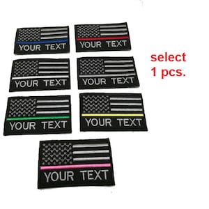 Può includere: Sei toppe ricamate con bandiere americane con strisce di colori diversi. Le strisce sono rosse, blu, bianche, verdi, gialle e rosa. Ogni toppa ha il testo "YOUR TEXT" sotto la bandiera.