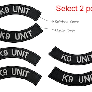 Könnte beinhalten: Zwei Sätze schwarzer gestickter Patches mit weißem Text, der "K9 UNIT" lautet. Die Patches sind gebogen und in zwei Ausführungen erhältlich: Regenbogenkurve und Lächelnkurve. Wählen Sie 2 Stück.