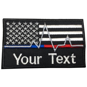 Könnte beinhalten: Schwarzer gestickter Aufnäher mit einer amerikanischen Flagge, einer dünnen blauen Linie, einer dünnen roten Linie und einer Herzschlaggrafik. Der Text "Your Text" ist unter der Grafik gestickt.