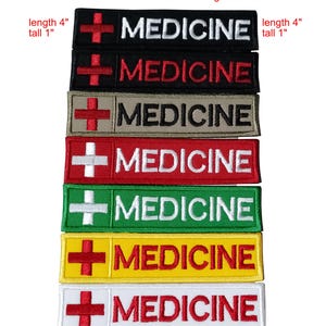 以下が含まれることがあります： 白い「MEDICINE」の文字と赤い十字のシンボルが入った長方形の刺繍パッチ。パッチの長さは約10cm、高さは2.5cmです。黒、赤、緑など、さまざまな背景色があります。