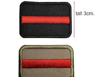 Può includere: Due toppe ricamate con una striscia rossa su sfondo nero e una striscia rossa su sfondo beige. Le toppe sono lunghe 4,5 cm e alte 3 cm. Seleziona 1 pezzo.