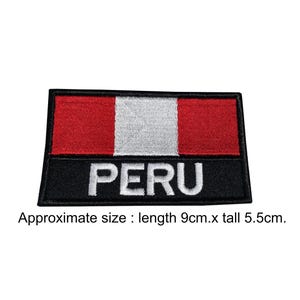 Op de afbeelding: Geborduurde patch met de vlag van Peru. Het ontwerp toont rode en witte strepen met het woord "PERU" in het wit op een zwarte achtergrond. De patch is ongeveer 9 cm lang en 5,5 cm hoog.