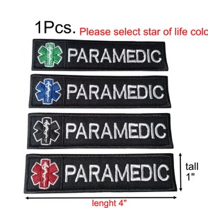 Peut inclure: Quatre patchs brodés noirs avec le mot "PARAMEDIC" en lettres blanches et un symbole d'étoile de la vie de différentes couleurs : vert, bleu, noir et rouge. Les patchs mesurent 1 pouce de haut et 4 pouces de long.