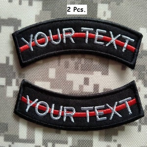 Może przedstawiać: Dwa czarne haftowane naszywki z czerwonym paskiem i białym tekstem, który brzmi "YOUR TEXT".