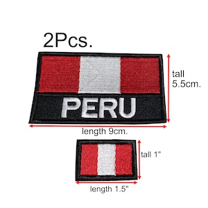 Op de afbeelding: Twee geborduurde patches met het ontwerp van de Peruaanse vlag. De grotere patch is 9 cm lang en 5,5 cm hoog, met het woord "PERU" in het wit. De kleinere patch is 3,8 cm lang en 2,5 cm hoog.
